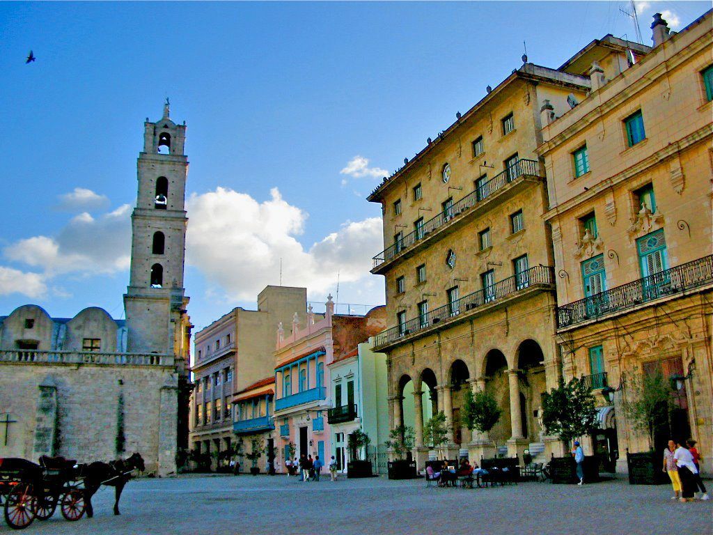 Walking tour in Havana's Golden Mile